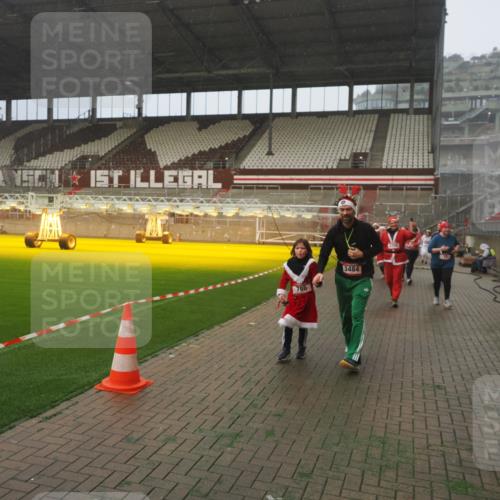 07.12.2025 - St. Pauli X-Mass-Run No. 15 Fabian Wolf http://msf.ph/oto/9372110 07.12.2025 10:08:58 Ziel 19, 390, 707, 786, 789, 947, 1002, 1031, 1176, 1461, 1465, 1570, 1575, 1576, 2126, 2521, 3300, 3332, 3335, 3484, 3891, 3904, 3907, 4066, 4067, 4068 meine-sportfotos.de