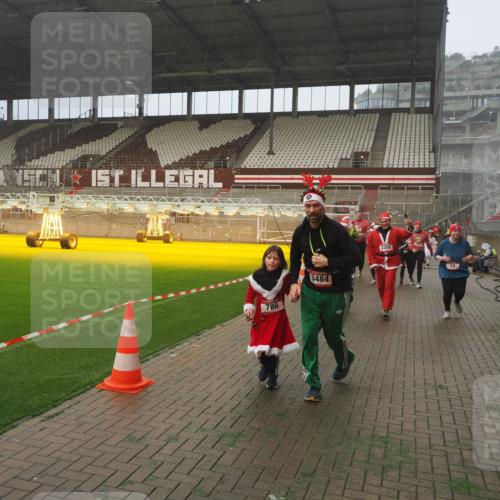 07.12.2025 - St. Pauli X-Mass-Run No. 15 Fabian Wolf http://msf.ph/oto/9372117 07.12.2025 10:08:59 Ziel 19, 390, 786, 789, 947, 1002, 1031, 1176, 1461, 1465, 1570, 1575, 1576, 2126, 2521, 3300, 3332, 3335, 3484, 3891, 3904, 3907, 4066, 4067, 4068 meine-sportfotos.de