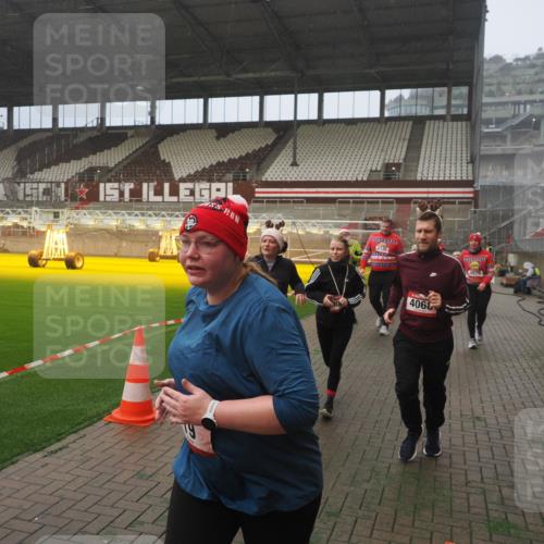 07.12.2025 - St. Pauli X-Mass-Run No. 15 Fabian Wolf http://msf.ph/oto/9372151 07.12.2025 10:09:02 Ziel 19, 390, 786, 1176, 1461, 1465, 1570, 1575, 1576, 2126, 2521, 3300, 3484, 3891, 3904, 3907, 4066, 4067, 4068, 4113 meine-sportfotos.de