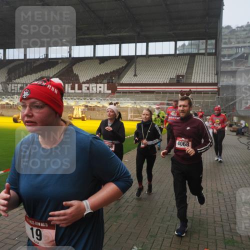 07.12.2025 - St. Pauli X-Mass-Run No. 15 Fabian Wolf http://msf.ph/oto/9372153 07.12.2025 10:09:02 Ziel 19, 390, 786, 1176, 1461, 1465, 1570, 1575, 1576, 2126, 2521, 3300, 3484, 3891, 3904, 3907, 4066, 4067, 4068, 4113 meine-sportfotos.de