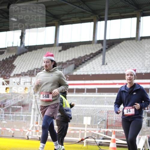 07.12.2025 - St. Pauli X-Mass-Run No. 15 Patografie http://msf.ph/oto/9372164 07.12.2025 11:48:52 Ziel 24, 146, 244, 548, 701, 703, 1613, 1966, 1967, 2148, 2717, 2718 meine-sportfotos.de