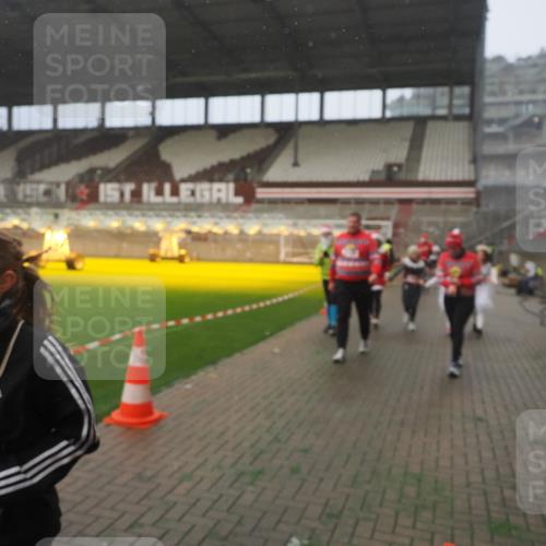 07.12.2025 - St. Pauli X-Mass-Run No. 15 Fabian Wolf http://msf.ph/oto/9372165 07.12.2025 10:09:04 Ziel 19, 786, 1176, 1461, 1465, 1570, 1575, 1576, 2126, 3300, 3484, 3891, 3904, 3907, 4066, 4067, 4068, 4113, 4666 meine-sportfotos.de