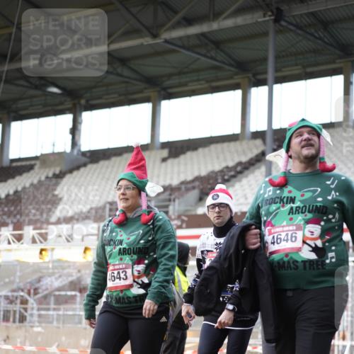 07.12.2025 - St. Pauli X-Mass-Run No. 15 Patografie http://msf.ph/oto/9372198 07.12.2025 11:49:24 Ziel 360, 1992, 1993, 2003, 2344, 2346, 3421, 3424, 3665, 3685, 3914, 3915, 4601, 4643, 4646 meine-sportfotos.de
