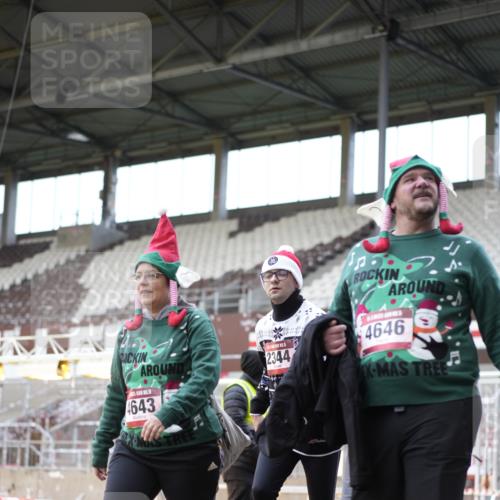 07.12.2025 - St. Pauli X-Mass-Run No. 15 Patografie http://msf.ph/oto/9372200 07.12.2025 11:49:24 Ziel 360, 1992, 1993, 2003, 2344, 2346, 3421, 3424, 3665, 3685, 3914, 3915, 4601, 4643, 4646 meine-sportfotos.de