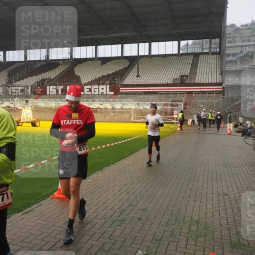 07.12.2025 - St. Pauli X-Mass-Run No. 15 Fabian Wolf http://msf.ph/oto/9372220 07.12.2025 10:09:12 Ziel 881, 896, 960, 1461, 1465, 1570, 1575, 1576, 2126, 3300, 3891, 4066, 4067, 4068, 4113, 4666 meine-sportfotos.de