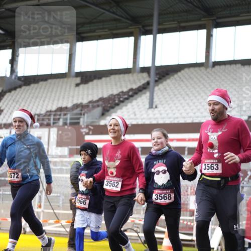 07.12.2025 - St. Pauli X-Mass-Run No. 15 Patografie http://msf.ph/oto/9372231 07.12.2025 11:49:39 Ziel 2444, 2445, 2853, 2911, 3180, 3183, 3562, 3563, 3566, 3568, 3572, 3665, 3685, 3914, 3915 meine-sportfotos.de
