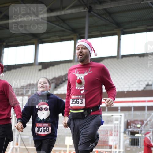 07.12.2025 - St. Pauli X-Mass-Run No. 15 Patografie http://msf.ph/oto/9372233 07.12.2025 11:49:39 Ziel 2444, 2445, 2853, 2911, 3180, 3183, 3562, 3563, 3566, 3568, 3572, 3665, 3685, 3914, 3915 meine-sportfotos.de