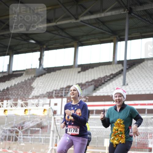 07.12.2025 - St. Pauli X-Mass-Run No. 15 Patografie http://msf.ph/oto/9372237 07.12.2025 11:49:55 Ziel 2118, 3660, 3778 meine-sportfotos.de