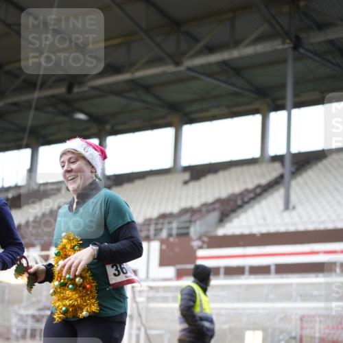 07.12.2025 - St. Pauli X-Mass-Run No. 15 Patografie http://msf.ph/oto/9372240 07.12.2025 11:49:55 Ziel 2118, 3660, 3778 meine-sportfotos.de