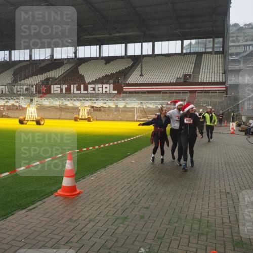 07.12.2025 - St. Pauli X-Mass-Run No. 15 Fabian Wolf http://msf.ph/oto/9372243 07.12.2025 10:09:19 Ziel 881, 896, 899, 960, 1718, 3493, 3756, 4113, 4666 meine-sportfotos.de