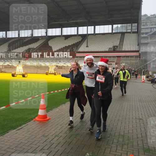 07.12.2025 - St. Pauli X-Mass-Run No. 15 Fabian Wolf http://msf.ph/oto/9372255 07.12.2025 10:09:20 Ziel 881, 896, 899, 960, 1718, 3493, 3756, 4113, 4666 meine-sportfotos.de