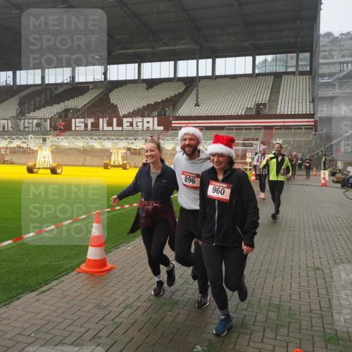 07.12.2025 - St. Pauli X-Mass-Run No. 15 Fabian Wolf http://msf.ph/oto/9372257 07.12.2025 10:09:21 Ziel 881, 896, 899, 960, 1243, 1248, 1718, 3493, 3756, 4113, 4666 meine-sportfotos.de