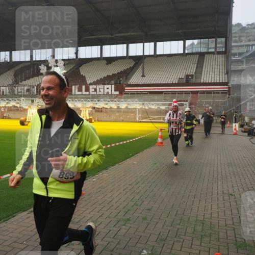 07.12.2025 - St. Pauli X-Mass-Run No. 15 Fabian Wolf http://msf.ph/oto/9372272 07.12.2025 10:09:23 Ziel 881, 896, 899, 960, 1243, 1248, 1718, 3493, 3756, 4666 meine-sportfotos.de