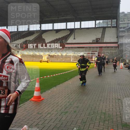 07.12.2025 - St. Pauli X-Mass-Run No. 15 Fabian Wolf http://msf.ph/oto/9372287 07.12.2025 10:09:25 Ziel 800, 881, 896, 899, 960, 1243, 1248, 1718, 3493, 3756 meine-sportfotos.de