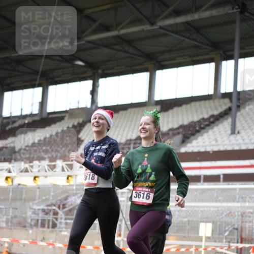 07.12.2025 - St. Pauli X-Mass-Run No. 15 Patografie http://msf.ph/oto/9372298 07.12.2025 11:50:59 Ziel 995, 996, 2547, 2548, 3616, 3618 meine-sportfotos.de
