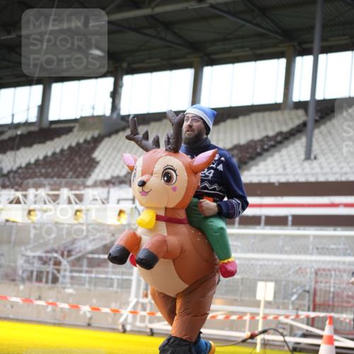 07.12.2025 - St. Pauli X-Mass-Run No. 15 Patografie http://msf.ph/oto/9372310 07.12.2025 11:51:14 Ziel 2374, 2585, 2589, 2670, 2672, 3116, 3616, 3618, 3959, 4340, 4609 meine-sportfotos.de