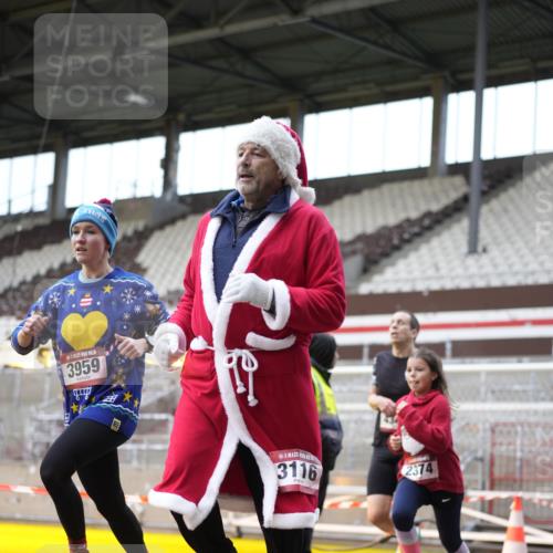 07.12.2025 - St. Pauli X-Mass-Run No. 15 Patografie http://msf.ph/oto/9372321 07.12.2025 11:51:18 Ziel 2374, 2585, 2589, 2670, 2672, 3116, 3449, 3451, 3959, 4340, 4609 meine-sportfotos.de