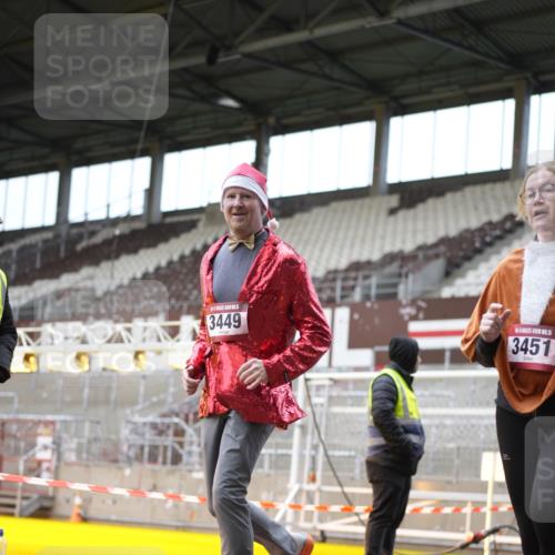 07.12.2025 - St. Pauli X-Mass-Run No. 15 Patografie http://msf.ph/oto/9372324 07.12.2025 11:51:21 Ziel 2374, 2585, 2589, 2670, 3116, 3449, 3451, 3959, 4340, 4609 meine-sportfotos.de