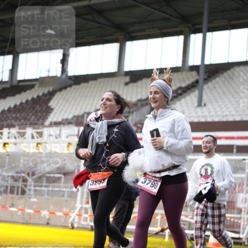 07.12.2025 - St. Pauli X-Mass-Run No. 15 Patografie http://msf.ph/oto/9372351 07.12.2025 11:51:39 Ziel 648, 650, 2025, 2027, 3790, 3794, 3795, 3853, 3875, 4602, 4610 meine-sportfotos.de