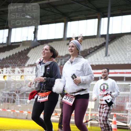 07.12.2025 - St. Pauli X-Mass-Run No. 15 Patografie http://msf.ph/oto/9372353 07.12.2025 11:51:39 Ziel 648, 650, 2025, 2027, 3790, 3794, 3795, 3853, 3875, 4602, 4610 meine-sportfotos.de