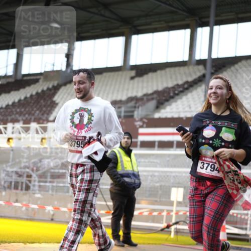 07.12.2025 - St. Pauli X-Mass-Run No. 15 Patografie http://msf.ph/oto/9372355 07.12.2025 11:51:40 Ziel 648, 650, 2025, 2027, 3790, 3794, 3795, 3853, 3875, 4602, 4610 meine-sportfotos.de