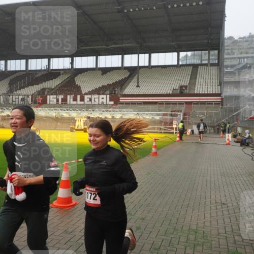 07.12.2025 - St. Pauli X-Mass-Run No. 15 Fabian Wolf http://msf.ph/oto/9372358 07.12.2025 10:09:43 Ziel 800, 1026, 1172, 1191 meine-sportfotos.de