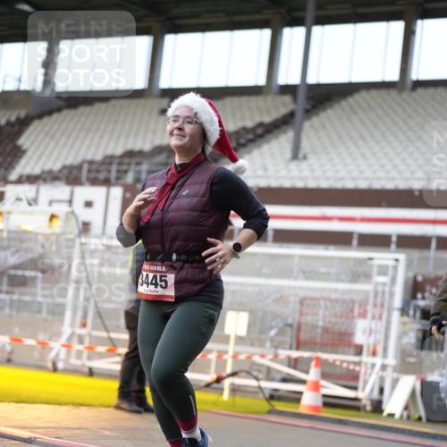 07.12.2025 - St. Pauli X-Mass-Run No. 15 Patografie http://msf.ph/oto/9372370 07.12.2025 11:51:56 Ziel 1916, 3445, 3583, 3648, 3650, 3659, 3865 meine-sportfotos.de