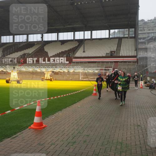 07.12.2025 - St. Pauli X-Mass-Run No. 15 Fabian Wolf http://msf.ph/oto/9372379 07.12.2025 10:09:56 Ziel 989, 1026, 1256, 1257, 1678, 2502, 2504, 2560, 3245, 3246, 3410, 3411 meine-sportfotos.de