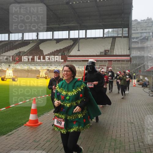 07.12.2025 - St. Pauli X-Mass-Run No. 15 Fabian Wolf http://msf.ph/oto/9372403 07.12.2025 10:09:59 Ziel 989, 1026, 1256, 1257, 1678, 2502, 2504, 2560, 3245, 3246, 3410, 3411 meine-sportfotos.de