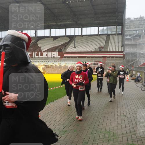 07.12.2025 - St. Pauli X-Mass-Run No. 15 Fabian Wolf http://msf.ph/oto/9372417 07.12.2025 10:10:00 Ziel 989, 1026, 1256, 1257, 1678, 1732, 2502, 2504, 2560, 3245, 3246, 3410, 3411 meine-sportfotos.de