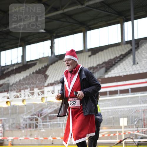 07.12.2025 - St. Pauli X-Mass-Run No. 15 Patografie http://msf.ph/oto/9372422 07.12.2025 11:52:38 Ziel 618, 982, 2862, 3886, 4612 meine-sportfotos.de