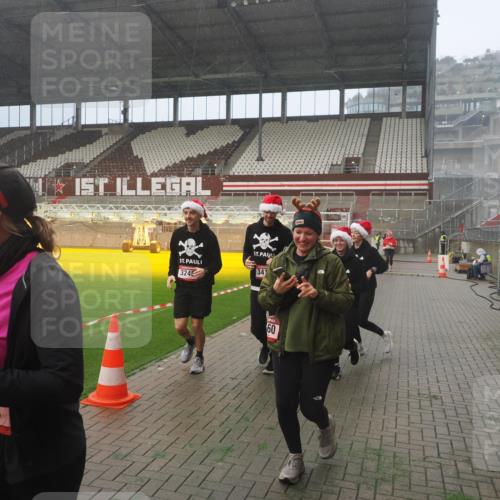 07.12.2025 - St. Pauli X-Mass-Run No. 15 Fabian Wolf http://msf.ph/oto/9372433 07.12.2025 10:10:02 Ziel 989, 1256, 1257, 1678, 1732, 2502, 2504, 2560, 3245, 3246, 3410, 3411 meine-sportfotos.de