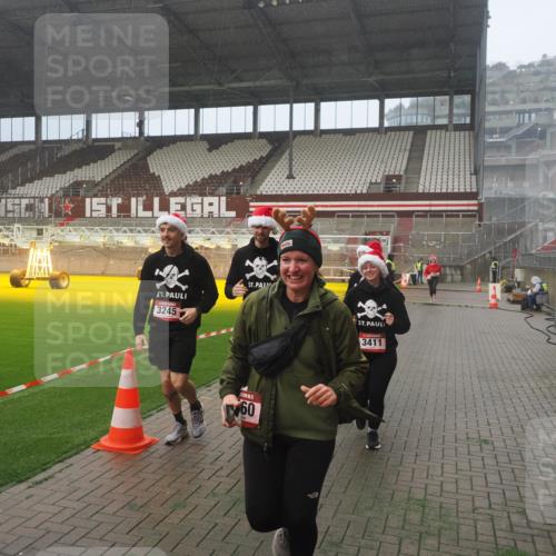 07.12.2025 - St. Pauli X-Mass-Run No. 15 Fabian Wolf http://msf.ph/oto/9372437 07.12.2025 10:10:03 Ziel 989, 1256, 1257, 1678, 1732, 2502, 2504, 2560, 3245, 3246, 3410, 3411 meine-sportfotos.de