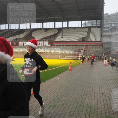 07.12.2025 - St. Pauli X-Mass-Run No. 15 Fabian Wolf http://msf.ph/oto/9372453 07.12.2025 10:10:05 Ziel 989, 1256, 1257, 1678, 1732, 2502, 2504, 2560, 3245, 3246, 3410, 3411 meine-sportfotos.de