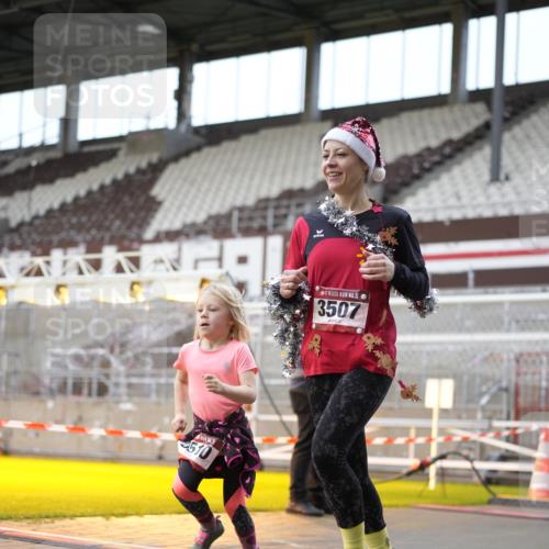 07.12.2025 - St. Pauli X-Mass-Run No. 15 Patografie http://msf.ph/oto/9372465 07.12.2025 11:53:45 Ziel 283, 287, 3249, 3507, 3510 meine-sportfotos.de