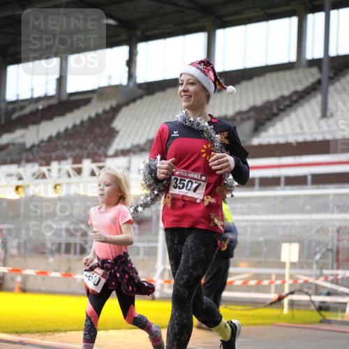 07.12.2025 - St. Pauli X-Mass-Run No. 15 Patografie http://msf.ph/oto/9372467 07.12.2025 11:53:45 Ziel 283, 287, 3249, 3507, 3510 meine-sportfotos.de