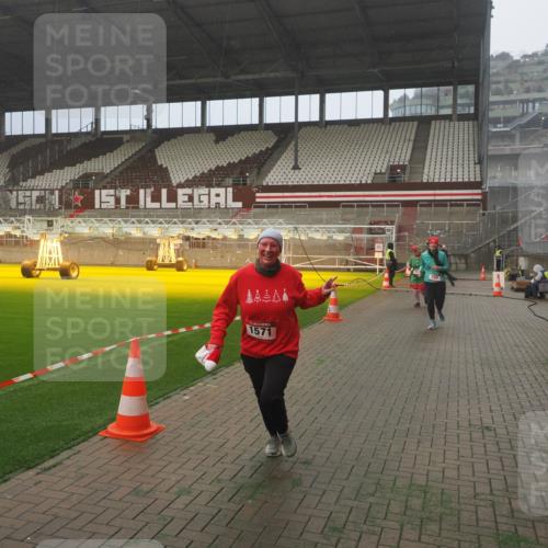 07.12.2025 - St. Pauli X-Mass-Run No. 15 Fabian Wolf http://msf.ph/oto/9372531 07.12.2025 10:10:31 Ziel 550, 964, 1571, 2083, 2087 meine-sportfotos.de