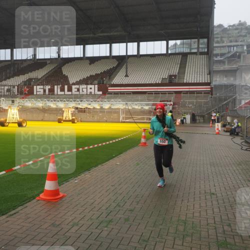 07.12.2025 - St. Pauli X-Mass-Run No. 15 Fabian Wolf http://msf.ph/oto/9372548 07.12.2025 10:10:33 Ziel 550, 964, 1571, 2083, 2087 meine-sportfotos.de