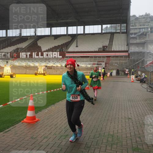 07.12.2025 - St. Pauli X-Mass-Run No. 15 Fabian Wolf http://msf.ph/oto/9372557 07.12.2025 10:10:34 Ziel 550, 964, 1571, 2083, 2087 meine-sportfotos.de