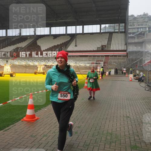07.12.2025 - St. Pauli X-Mass-Run No. 15 Fabian Wolf http://msf.ph/oto/9372559 07.12.2025 10:10:34 Ziel 550, 964, 1571, 2083, 2087 meine-sportfotos.de