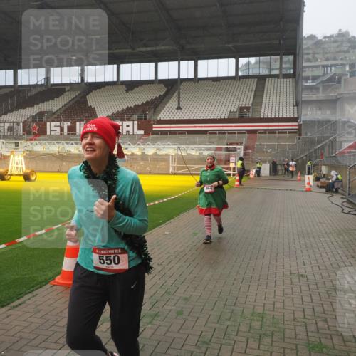 07.12.2025 - St. Pauli X-Mass-Run No. 15 Fabian Wolf http://msf.ph/oto/9372561 07.12.2025 10:10:34 Ziel 550, 964, 1571, 2083, 2087 meine-sportfotos.de