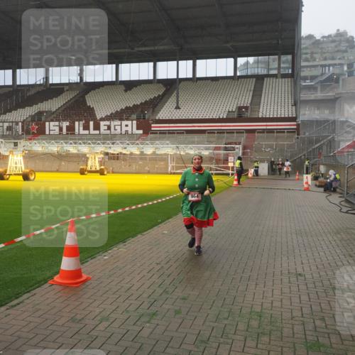 07.12.2025 - St. Pauli X-Mass-Run No. 15 Fabian Wolf http://msf.ph/oto/9372563 07.12.2025 10:10:35 Ziel 550, 964, 1571, 2083, 2087 meine-sportfotos.de