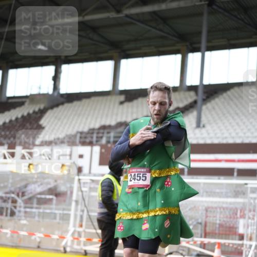 07.12.2025 - St. Pauli X-Mass-Run No. 15 Patografie http://msf.ph/oto/9372598 07.12.2025 11:55:59 Ziel 294, 1030, 1042, 2077, 2094, 2455, 3499, 3502, 3802 meine-sportfotos.de