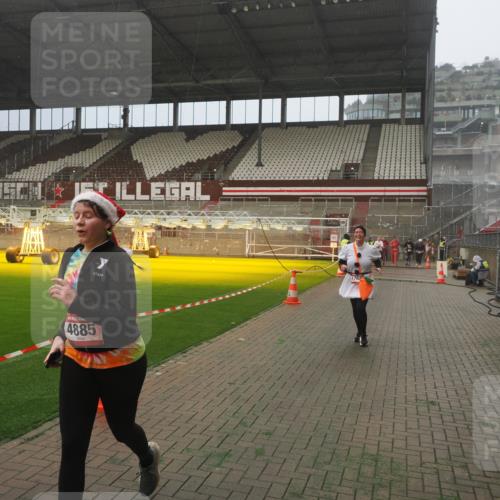 07.12.2025 - St. Pauli X-Mass-Run No. 15 Fabian Wolf http://msf.ph/oto/9372603 07.12.2025 10:10:47 Ziel 964, 1768, 4885 meine-sportfotos.de