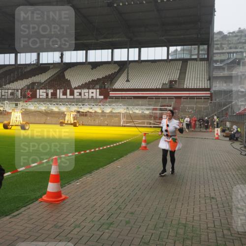 07.12.2025 - St. Pauli X-Mass-Run No. 15 Fabian Wolf http://msf.ph/oto/9372607 07.12.2025 10:10:47 Ziel 964, 1768, 4885 meine-sportfotos.de