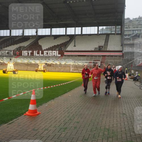 07.12.2025 - St. Pauli X-Mass-Run No. 15 Fabian Wolf http://msf.ph/oto/9372670 07.12.2025 10:10:58 Ziel 57, 979, 983, 1148, 1149, 1150, 1426, 1768, 1929, 1935, 2530, 4885 meine-sportfotos.de