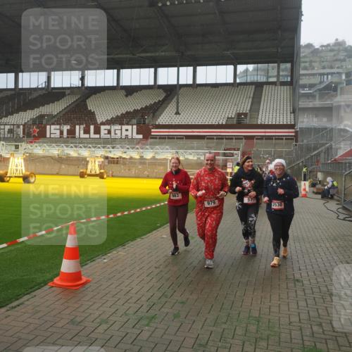 07.12.2025 - St. Pauli X-Mass-Run No. 15 Fabian Wolf http://msf.ph/oto/9372678 07.12.2025 10:10:59 Ziel 57, 979, 983, 1148, 1149, 1150, 1426, 1768, 1929, 1935, 2530 meine-sportfotos.de