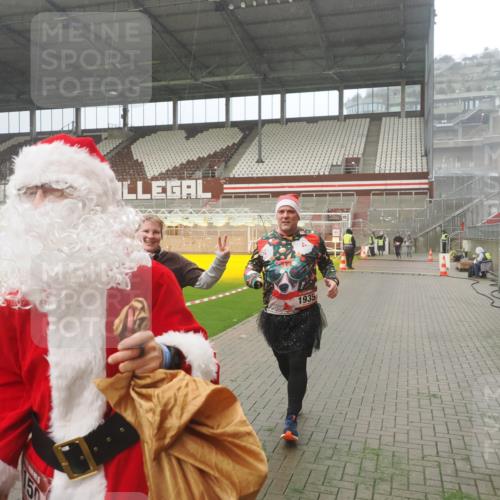 07.12.2025 - St. Pauli X-Mass-Run No. 15 Fabian Wolf http://msf.ph/oto/9372720 07.12.2025 10:11:05 Ziel 57, 979, 983, 1148, 1149, 1150, 1426, 1929, 1935, 2530 meine-sportfotos.de