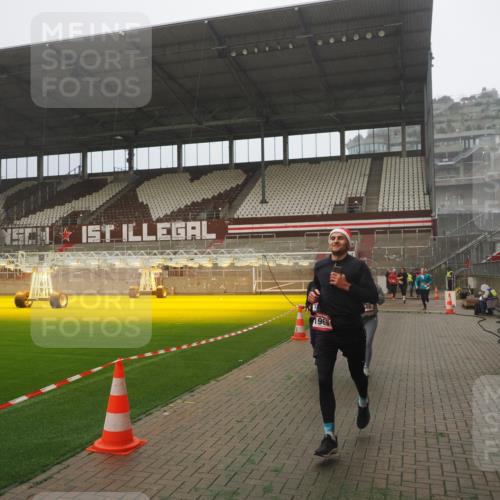 07.12.2025 - St. Pauli X-Mass-Run No. 15 Fabian Wolf http://msf.ph/oto/9372731 07.12.2025 10:11:16 Ziel 1969, 3354, 3815, 4499, 4525 meine-sportfotos.de