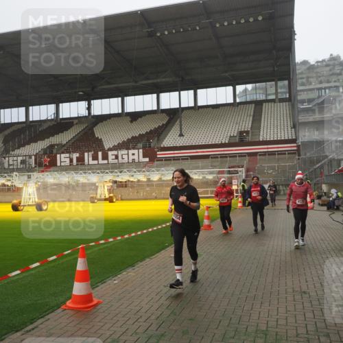 07.12.2025 - St. Pauli X-Mass-Run No. 15 Fabian Wolf http://msf.ph/oto/9372745 07.12.2025 10:11:24 Ziel 1969, 3354, 3815, 4499, 4525, 4659, 4661, 4662 meine-sportfotos.de